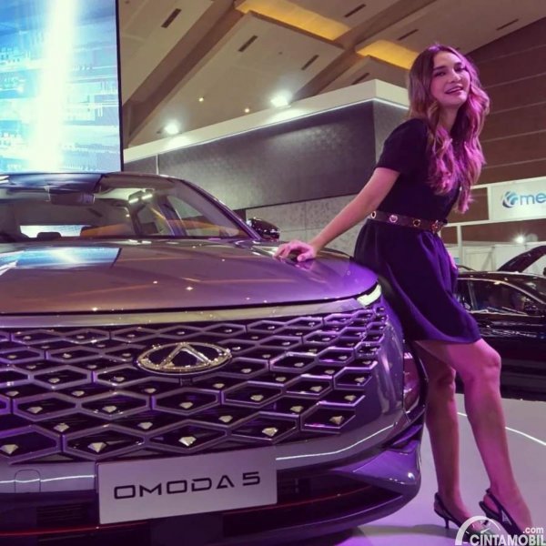 IIMS 2023: Luna Maya Cek Langsung Mobil Pilihannya dan Tandatangani SPK Chery Omoda 5