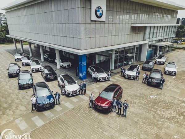 BMW Astra Serah Terima 17 BMW iX Pertama di Indonesia