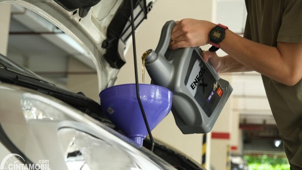 Siap-Siap Mudik Lebaran, Begini Cara Cek Oli Mobil yang Pas